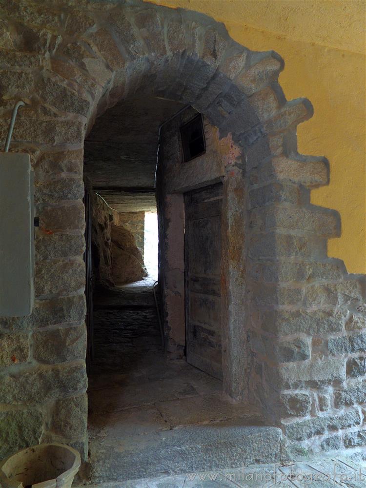 Rosazza (Biella) - Stretto passaggio sotto una casa